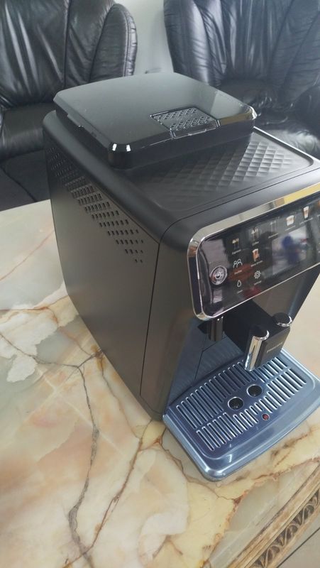 Картинка Кофемашина автоматическая Philips Series 5500 LatteGo