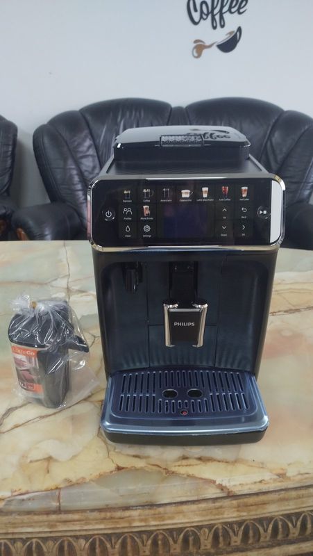 Картинка Кофемашина автоматическая Philips Series 5500 LatteGo