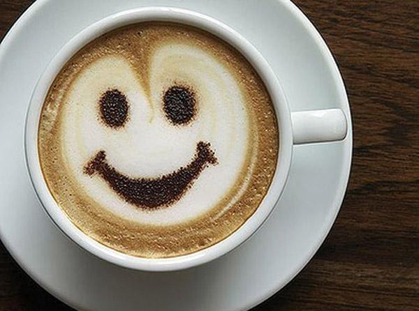 Чашка кофе добавляет бодрости и настроения - смайлик из кофейной пенки (фото)